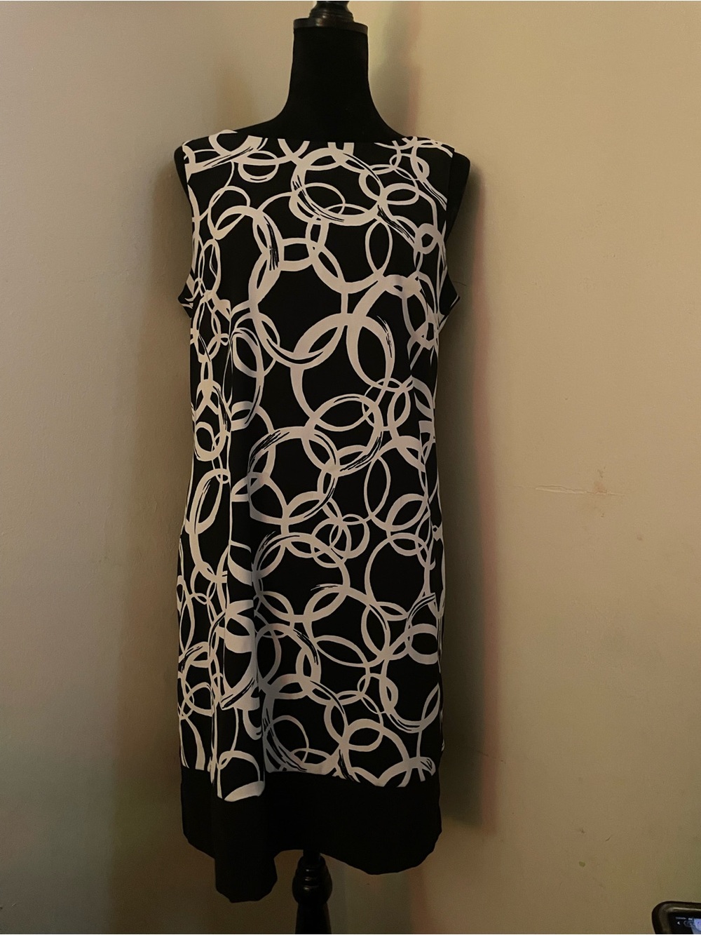 Black & White Sleeveless Circle-Print Shift Dress